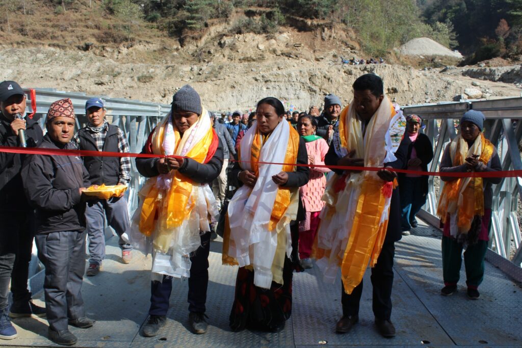 सोलुखोला ब्रिज उद्घाटन गर्दै मेयर शेर्पाले भने, ‘सोलुदुधकुण्डमा निर्माणको लहर चलेको छ’ 3 319665501 1894080064295241 7813380716977458094 n