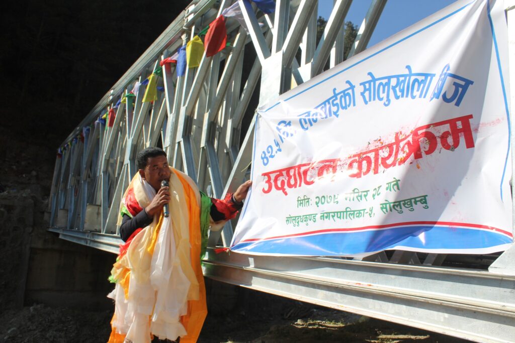 सोलुखोला ब्रिज उद्घाटन गर्दै मेयर शेर्पाले भने, ‘सोलुदुधकुण्डमा निर्माणको लहर चलेको छ’ 1 319856625 505126815049722 8462460249208059017 n