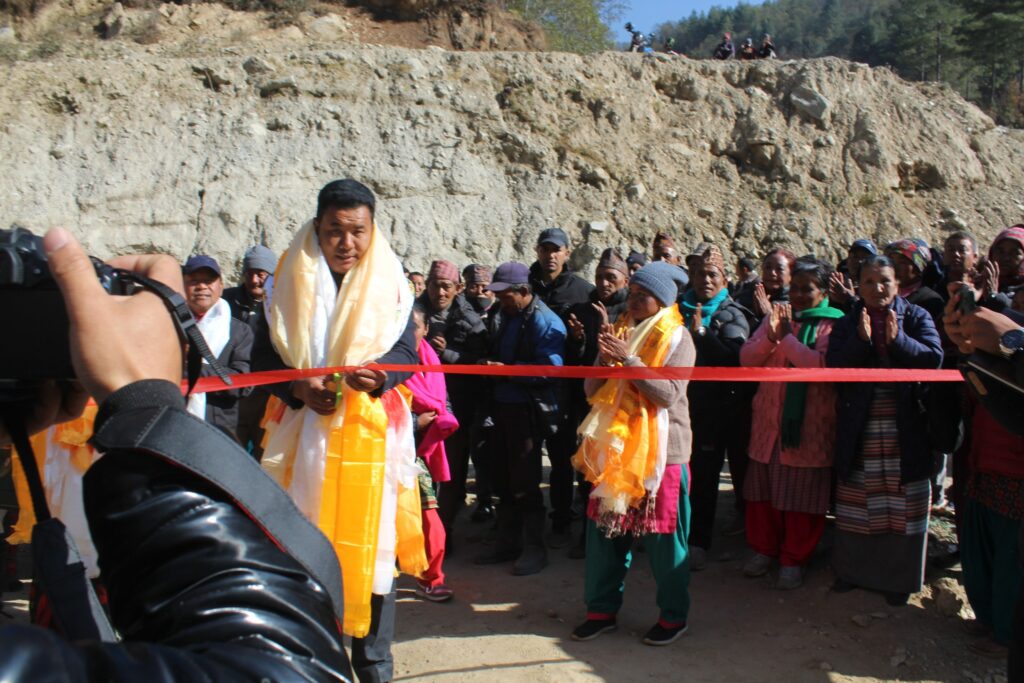 सोलुखोला ब्रिज उद्घाटन गर्दै मेयर शेर्पाले भने, ‘सोलुदुधकुण्डमा निर्माणको लहर चलेको छ’ 2 320019462 665078978426762 653012814294041961 n
