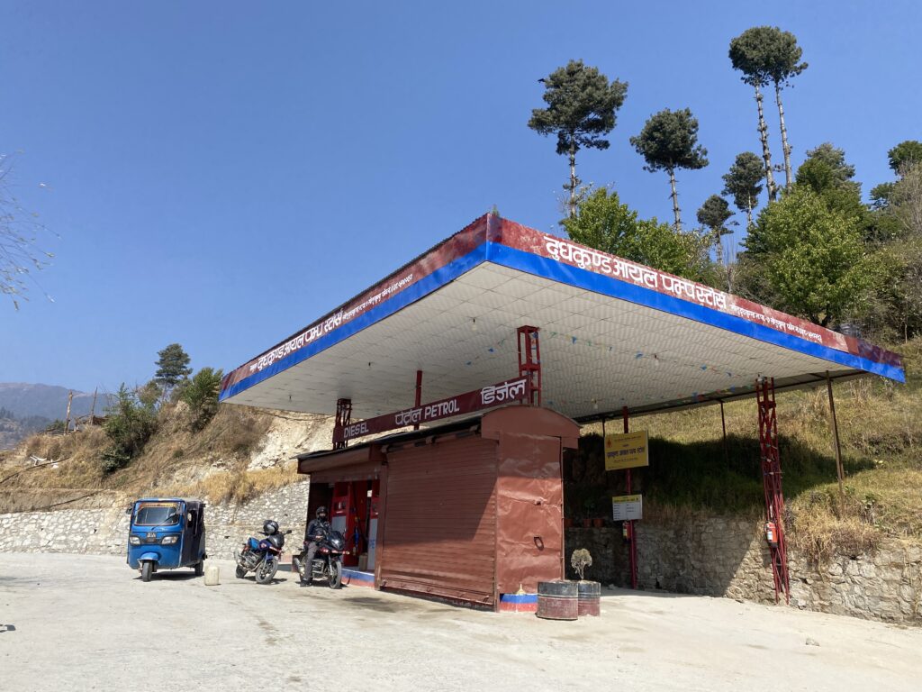 सोलुका पेट्रोल पम्पको हेलचेक्र्याई, राखेनन् विद्युत व्याकअप, समस्यामा सेवाग्राही 1 IMG 4476