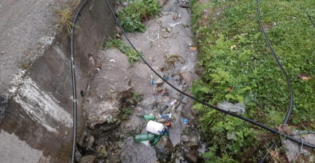 सल्लेरी आसपासको खोल्साखोल्सीमा फोहोरको डंगुर, ढल समेत खोल्सामै ! 4 00