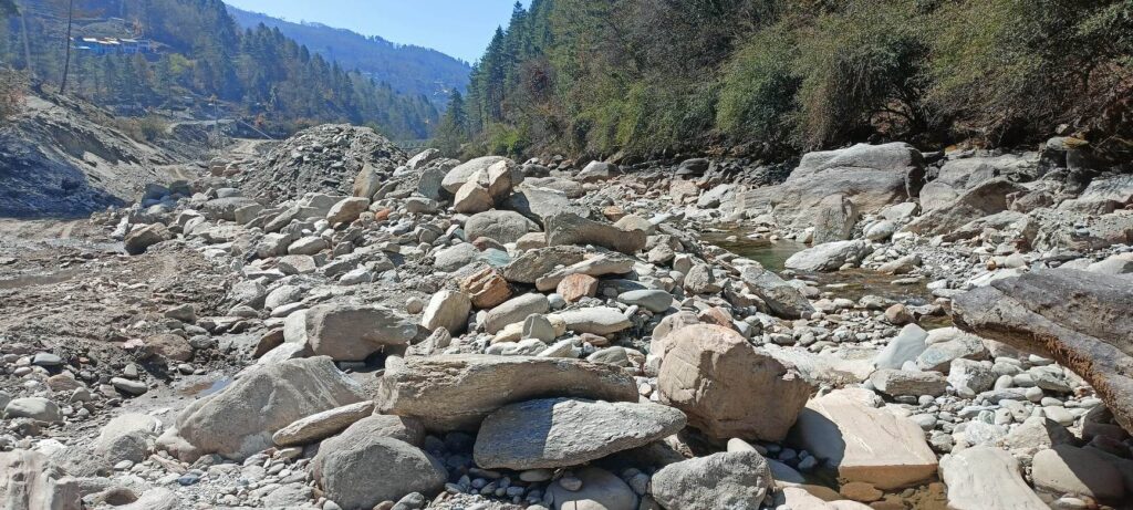सोलुखोलाबाट अवैध उत्खनन् तिब्र, नियमनकारी निकाय मौन 2 1