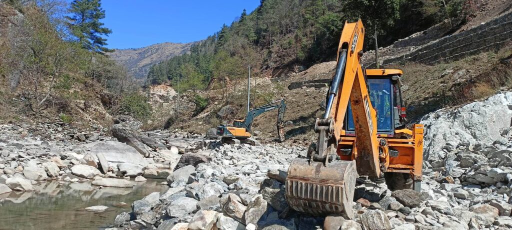सोलुखोलाबाट अवैध उत्खनन् तिब्र, नियमनकारी निकाय मौन 4 2 1