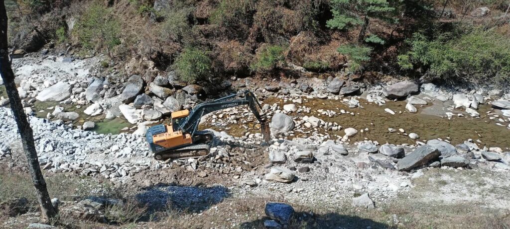 सोलुखोलाबाट अवैध उत्खनन् तिब्र, नियमनकारी निकाय मौन 1 4 2