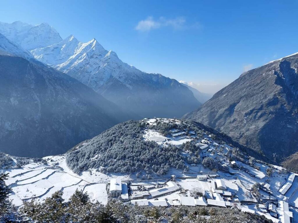 खुम्बु क्षेत्र हिउँले ढपक्कै, हिउँमा रमाउँदै पर्यटक 5 5