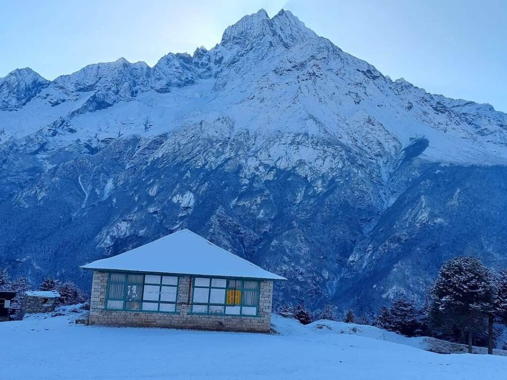 खुम्बु क्षेत्र हिउँले ढपक्कै, हिउँमा रमाउँदै पर्यटक 1 6