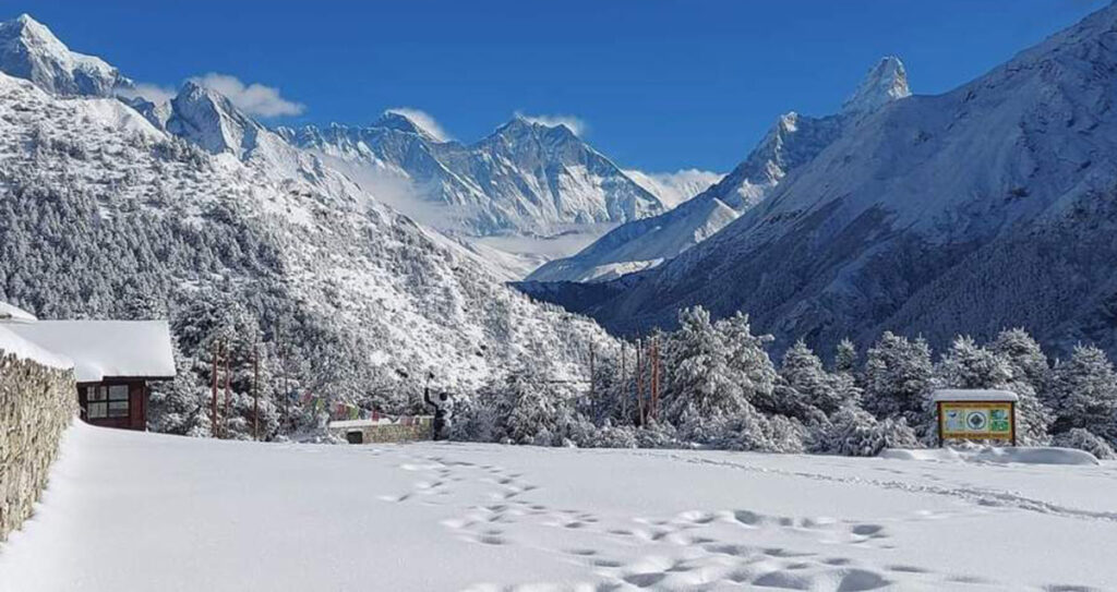 खुम्बु क्षेत्र हिउँले ढपक्कै, हिउँमा रमाउँदै पर्यटक 2 Hiu 1