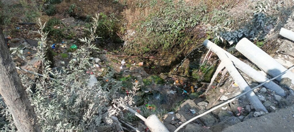 सल्लेरी आसपासको खोल्साखोल्सीमा फोहोरको डंगुर, ढल समेत खोल्सामै ! 2 IMG20230102121630
