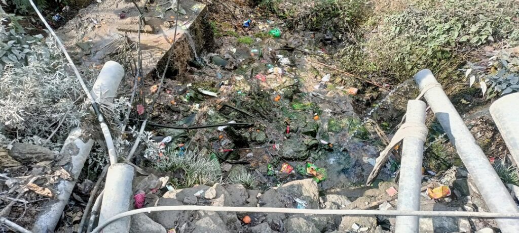 सल्लेरी आसपासको खोल्साखोल्सीमा फोहोरको डंगुर, ढल समेत खोल्सामै ! 3 IMG20230102121640