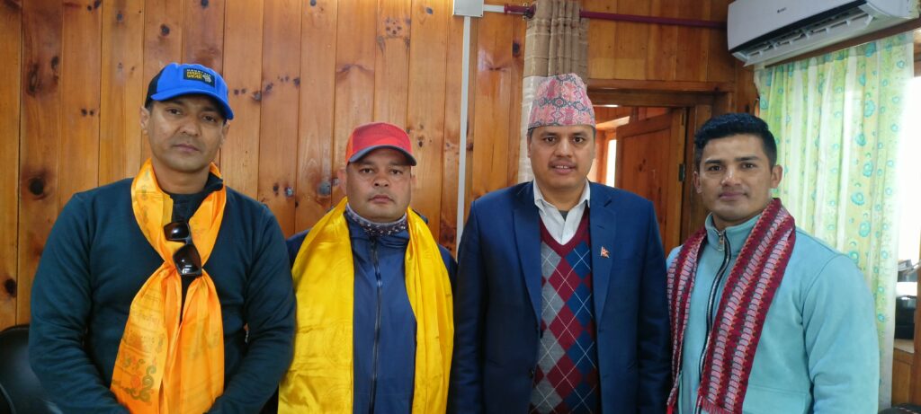 सुरु भयो बरुन्त्से हिमाल सफाई अभियान, सिडिओ भट्टराईले गरे विदाई 1 IMG20230406113407