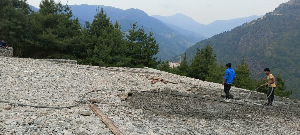 फाप्लु नयाँ बस्तीको बसपार्क निर्माणमा गम्भीर लापरवाही ! ढलान नै भत्काइयो 1 IMG20230421095258 1