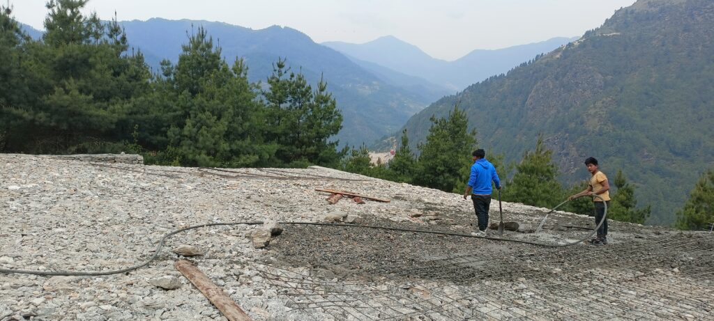 फाप्लु नयाँ बस्तीको बसपार्क निर्माणमा गम्भीर लापरवाही ! ढलान नै भत्काइयो 3 IMG20230421095300