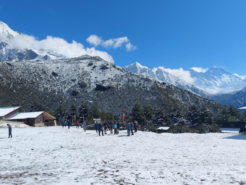खुम्बु हिउँले ढपक्कै, पर्यटकहरुमा खुसीयाली 2 Khumbu Hiu 1