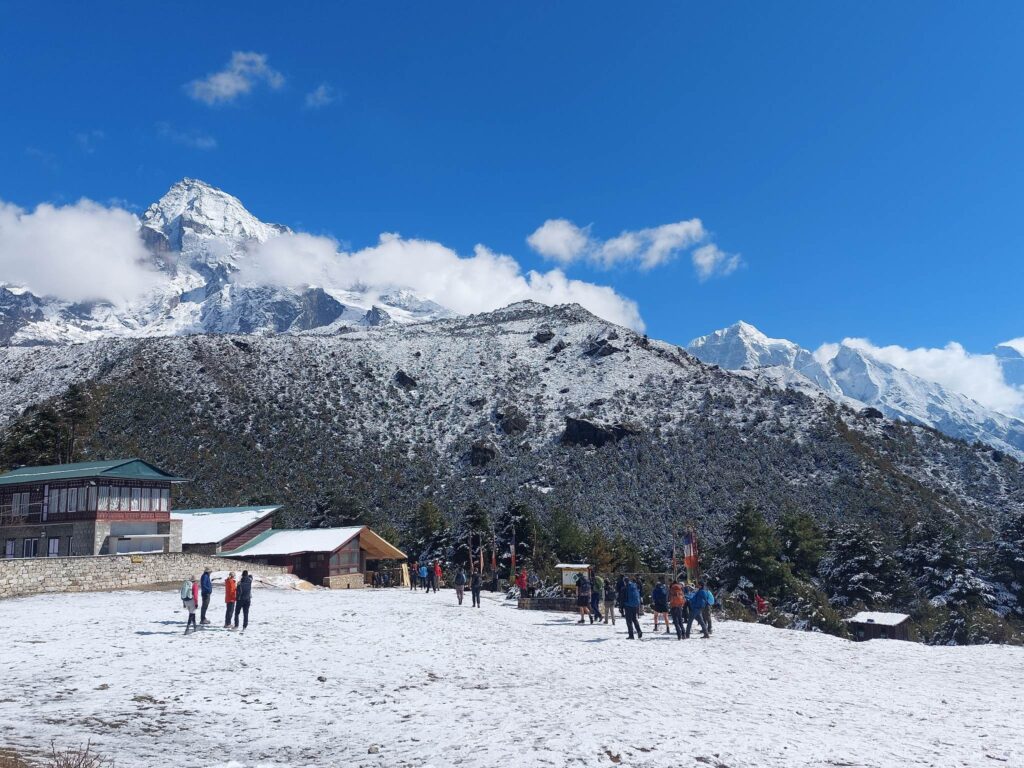खुम्बु हिउँले ढपक्कै, पर्यटकहरुमा खुसीयाली 1 Khumbu hiu 3