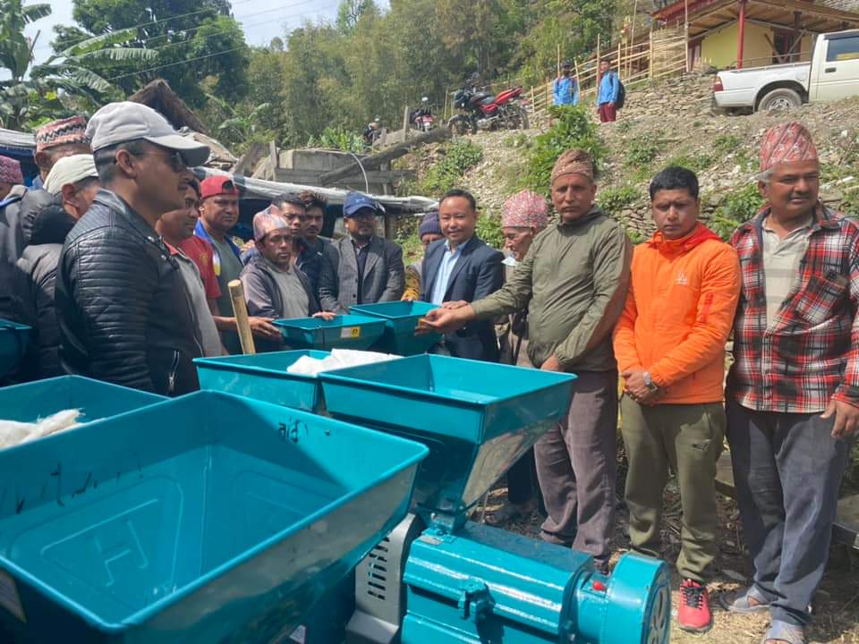 काँगेल र पञ्चनका किसानलाई ज्ञान केन्द्रले दियो मिल र मिनिटिलर 1 Bitaran