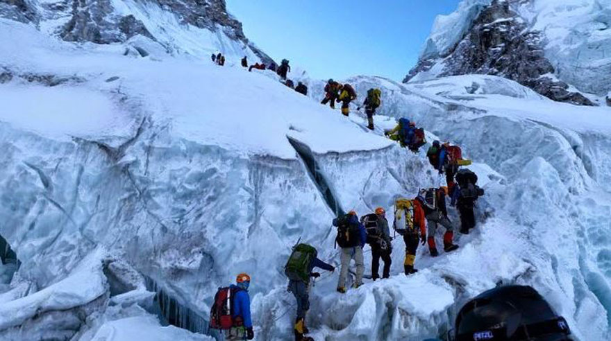 एक सातामा साढे ४ सय बढीले चुमे सगरमाथको शिखर, ११ को मृत्यु 1 Sagarmatha 2
