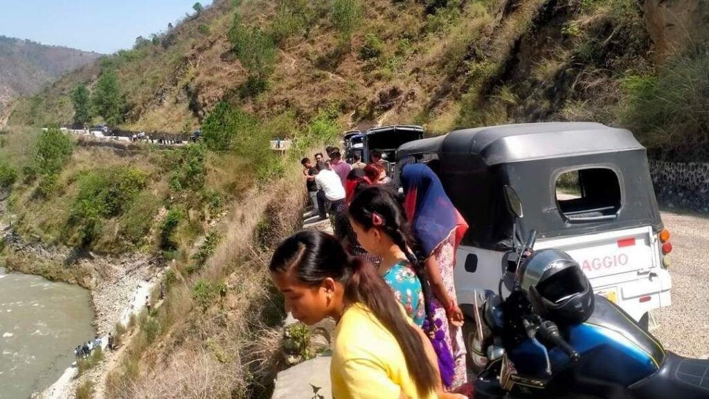 खोटाङका लागि छुटेको कर्मचारी सवार जीप सुनकोसीमा खस्यो 1 2